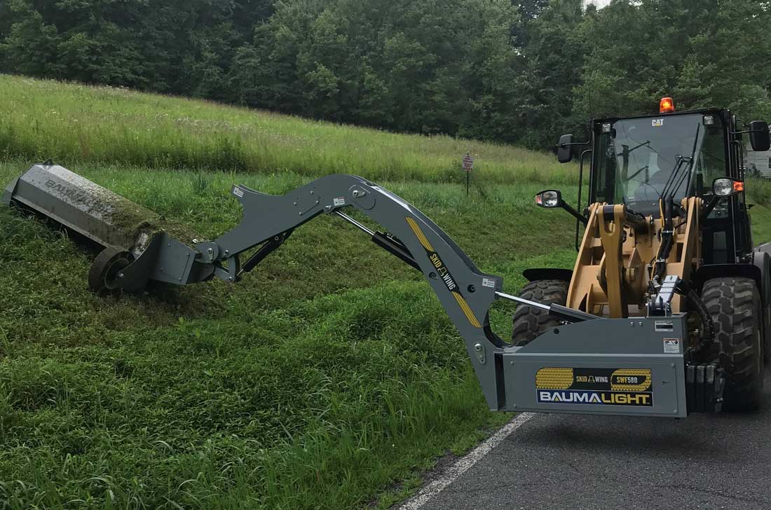 Faucheuse à bras sur chargeuse à pneus CAT