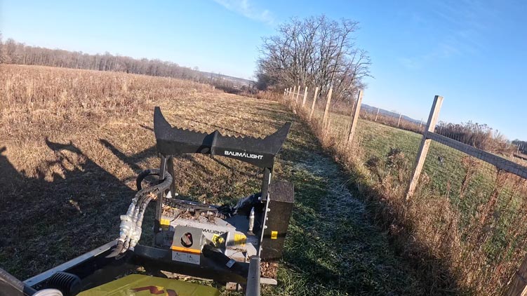 Déblaiement du chemin à l'aide de l'accessoire Baumalight MS530M