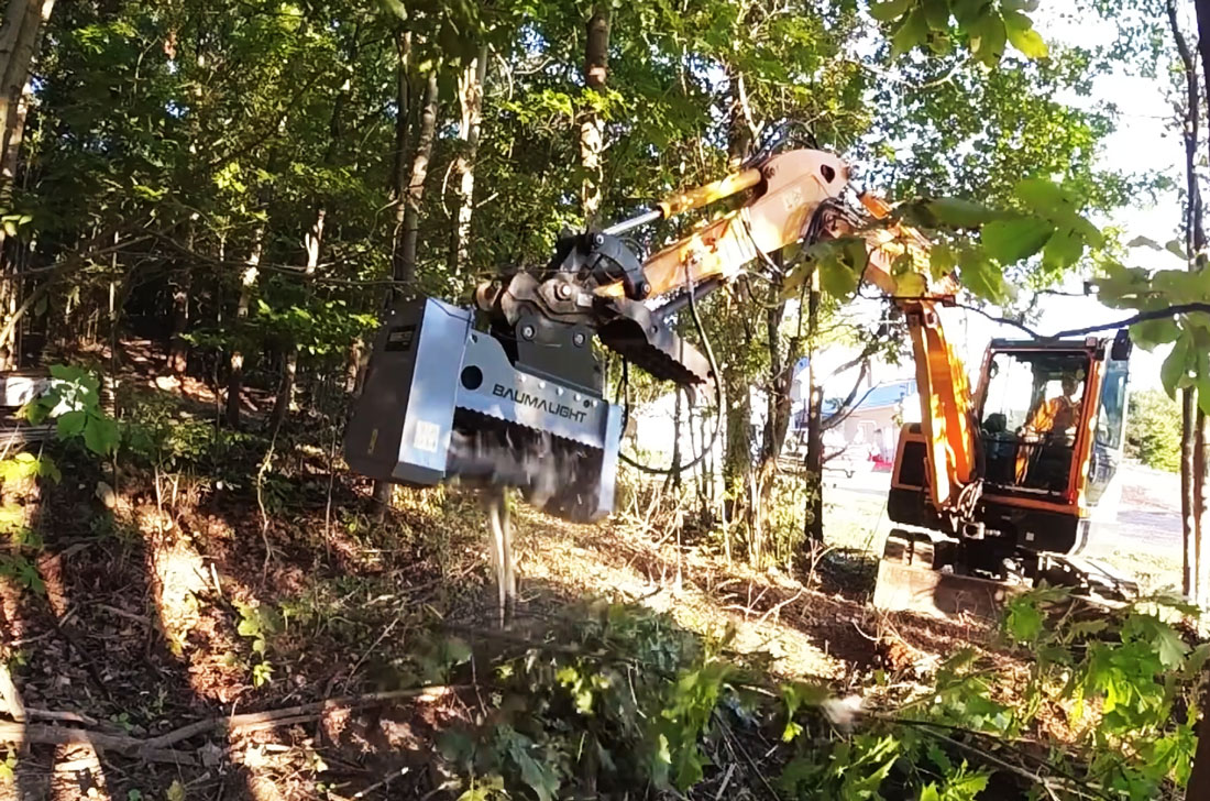 Broyeur Baumalight MX330 en action : déblaiement de végétation dense