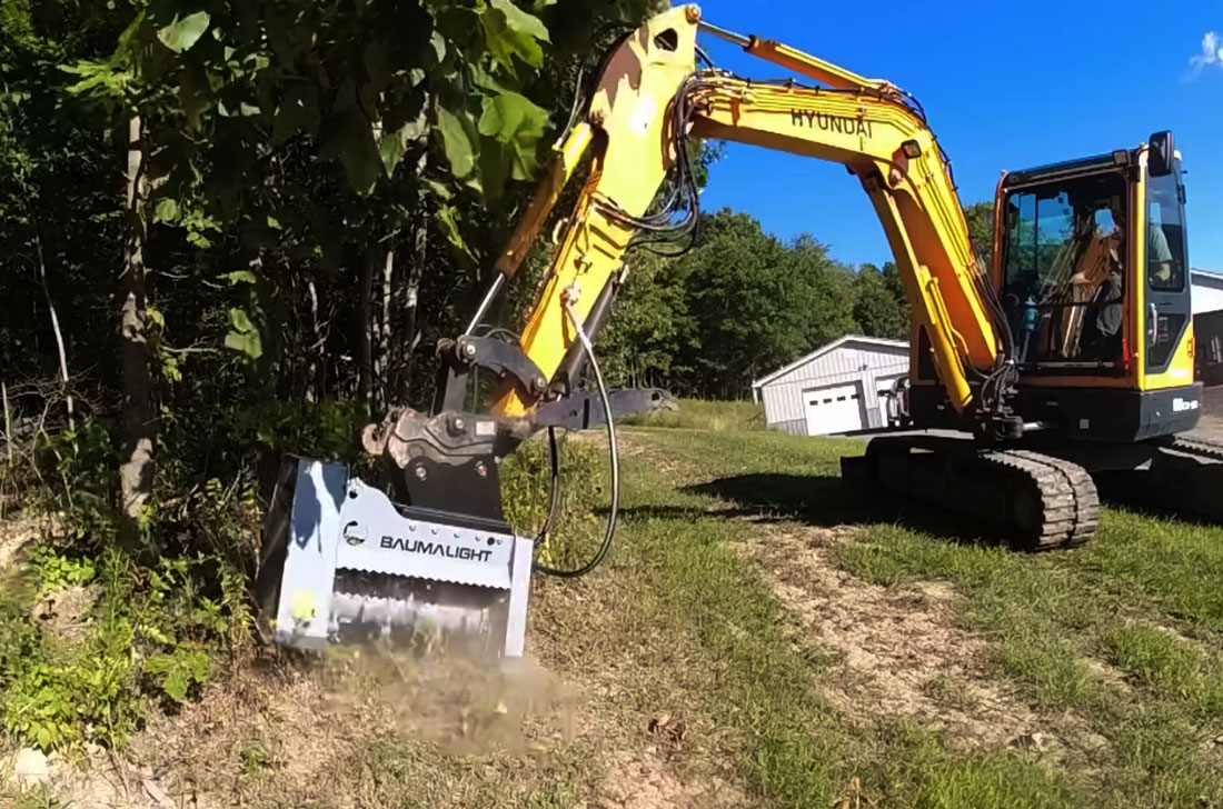 Broyeur forestier pour pelle MX330 en action