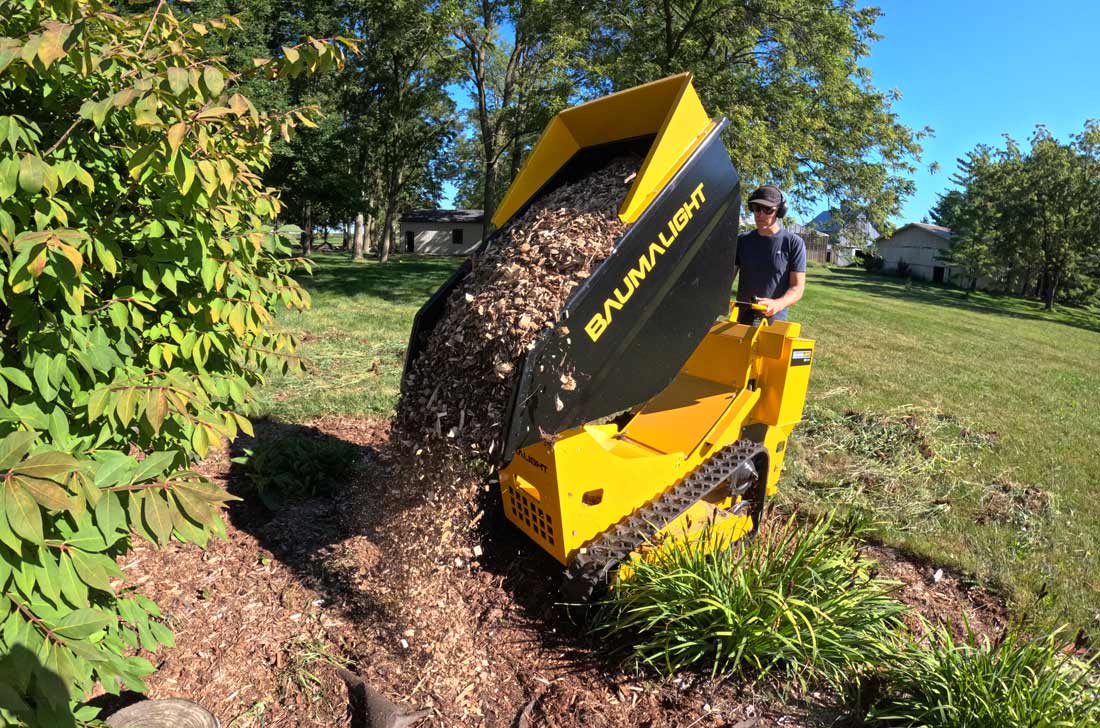 dt515rh tracked mini dumper hauling woodchips