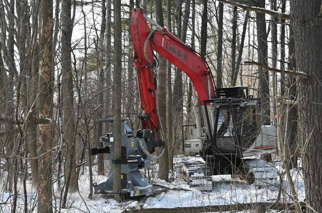 Feller buncher on link belt 2700