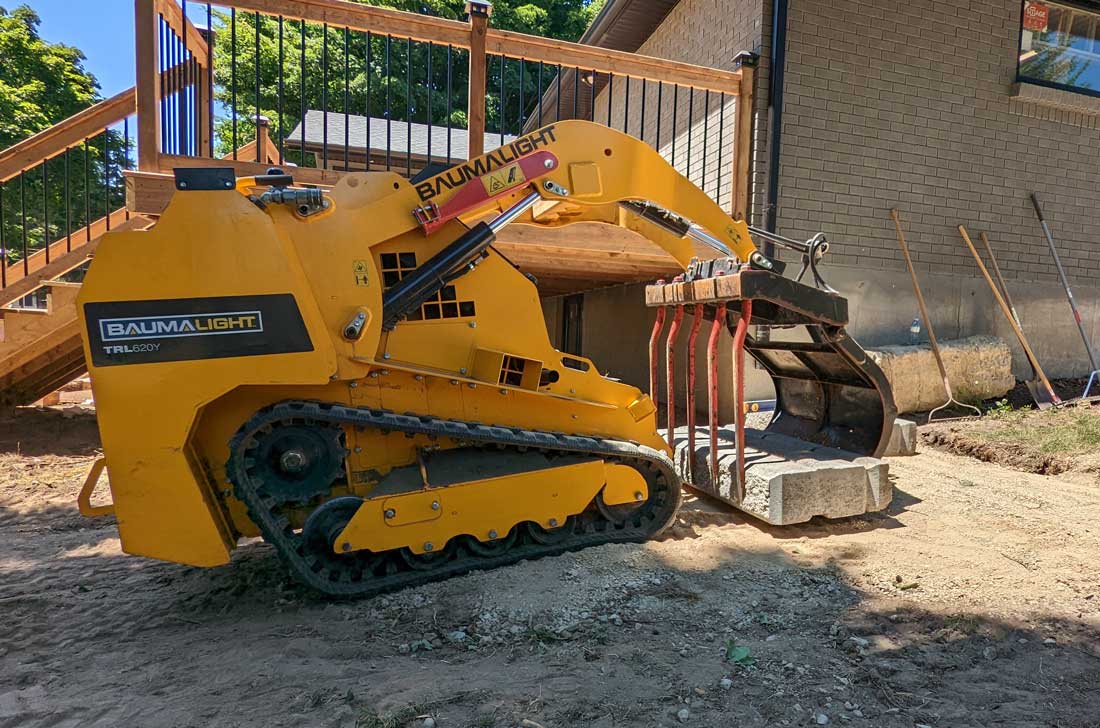 Baumalight mini skidsteer with hydraulic grapple