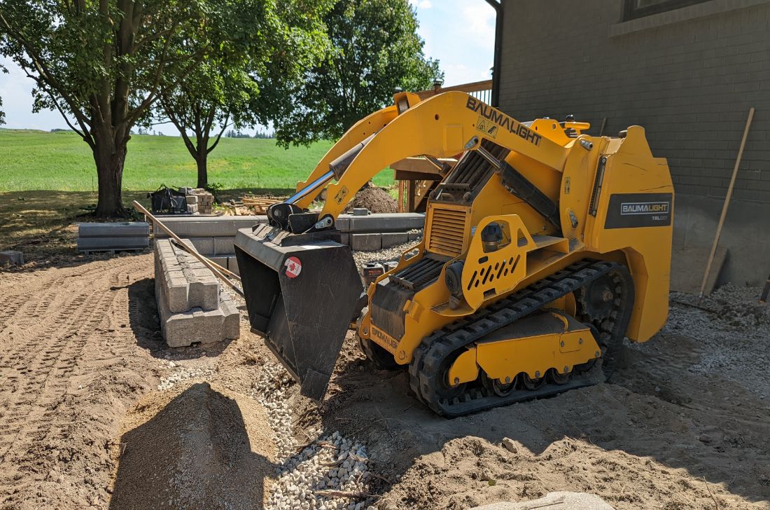 Baumalight Miniskidsteer TRL620Y with Martarch Bucket