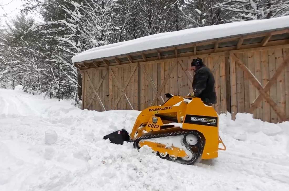 TRL620D avec godet en déneigement