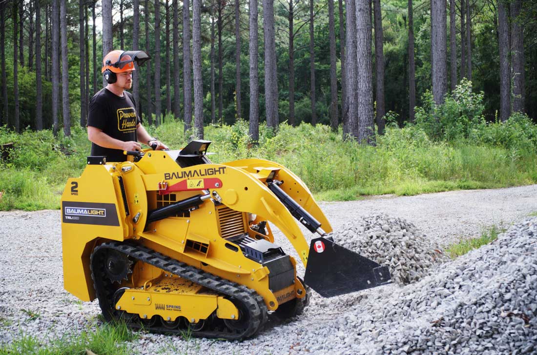 mini-chargeuse sur chenilles, moteur Kubota, TRL630D transportant du gravier