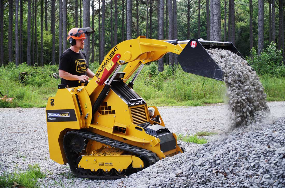 mini-chargeuse sur chenilles, moteur Kubota, TRL630D déversant du gravier