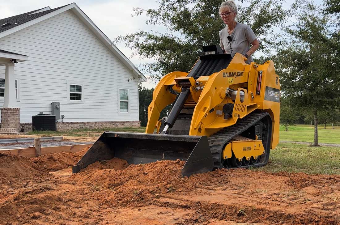 Baumalight TRL630D avec godet pour déplacer la boue