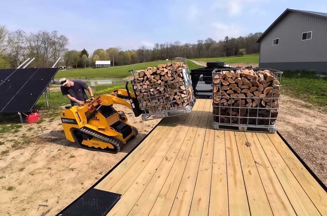 trl630d soulevant du bois de chauffage à l'aide d'une fourche