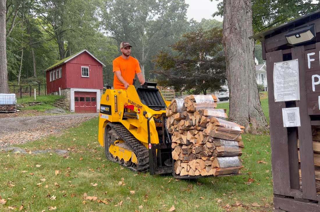 Chargement de bois de chauffage dans une benne avec un TRL630D