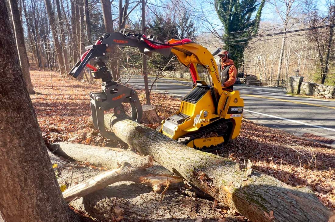 trl630d déplaçant un arbre avec une pince à bois