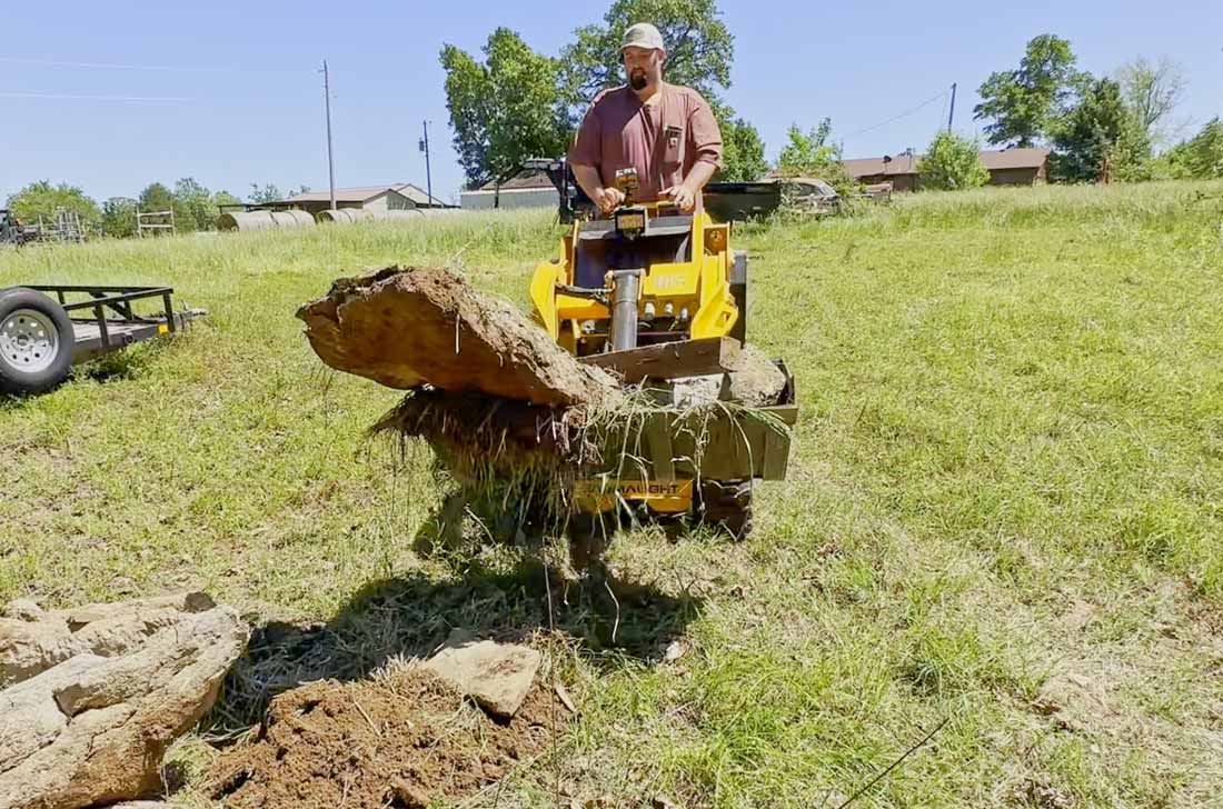 wrl58g compact skidsteer lifting heavy rocks