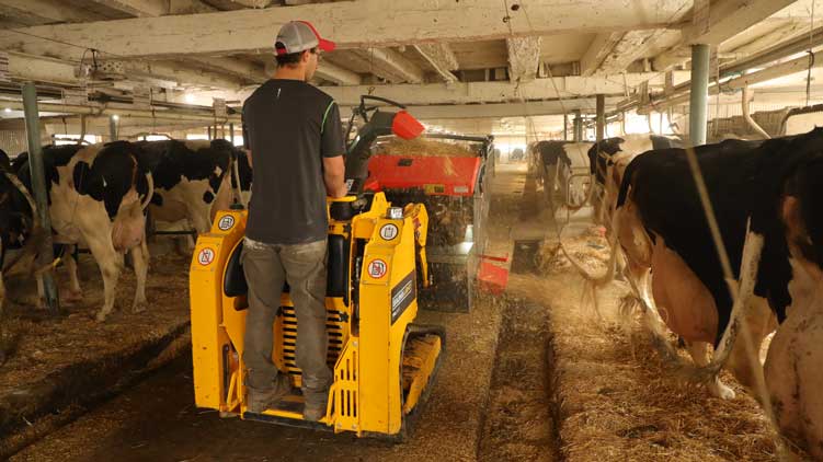 Baumalight tracked miniskidsteer with bale shredder