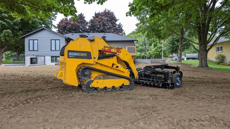 Baumalight Miniskidsteer avec Power Rake Attachment