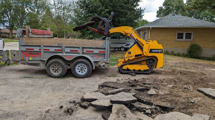 Chargement de matériel avec Baumalight Miniskidsteer TRL620Y