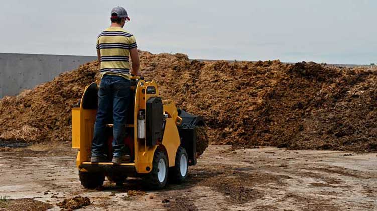 Manure fork with grapple on miniskidsteer