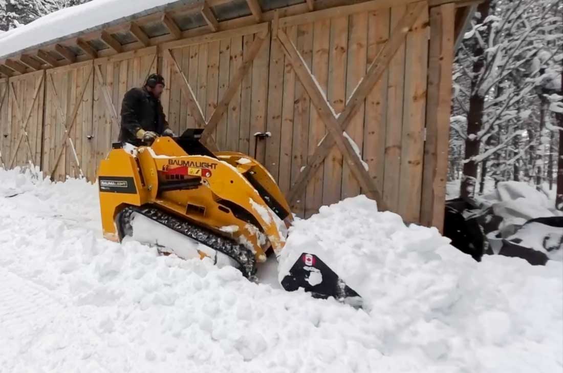 TRL620D avec godet en déneigement