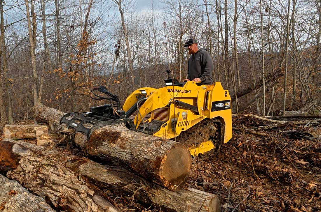 Grappin à débris Martatch sur mini chargeuse compacte
