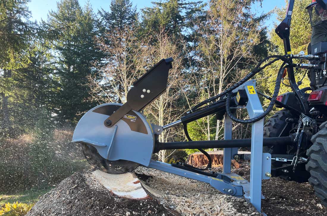 baumalight 3p24 en fonctionnement pour le broyage de souches