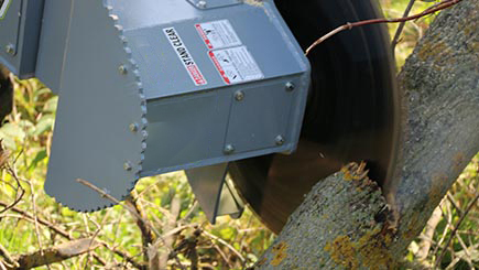 Scie à arbre verticale pour skidsteer