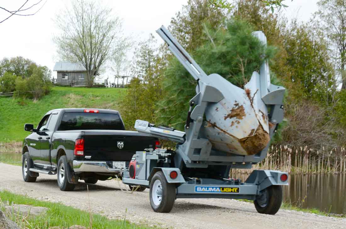 Baumalight TR440 trailer spade moving a tree
